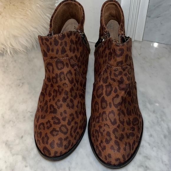 new! American Rag Abby Ankle Booties in Leopard Microsuede Size 6 - Picture 4 of 11